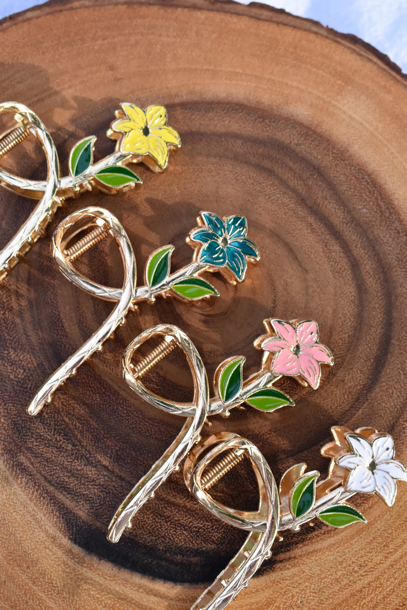 White | Gold Flower Claw