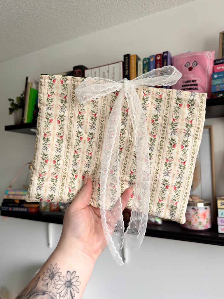 Countryside Quilted Book Sleeve