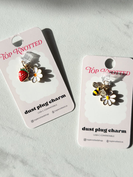 Daisy Details Kindle & USB-C Dust Plug Charm